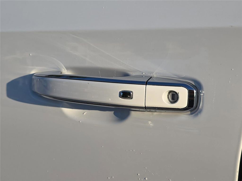 Used 2023 GMC Yukon XL Denali image 8