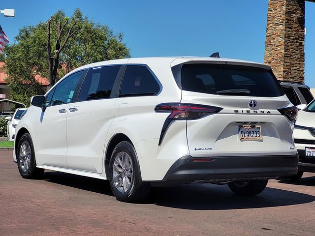Used 2025 Toyota Sienna XLE image 8