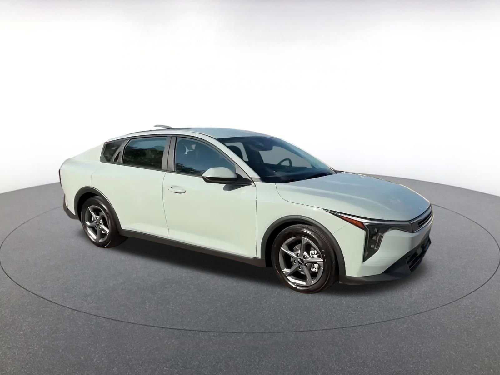 Used 2025 Kia K4 LXS image 2