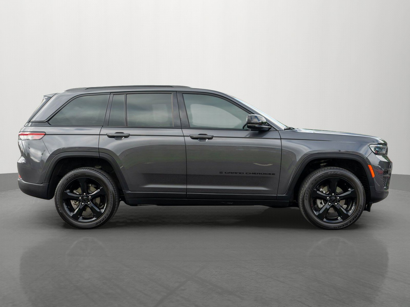 Used 2024 Jeep Grand Cherokee Altitude AWD/4WD image 8