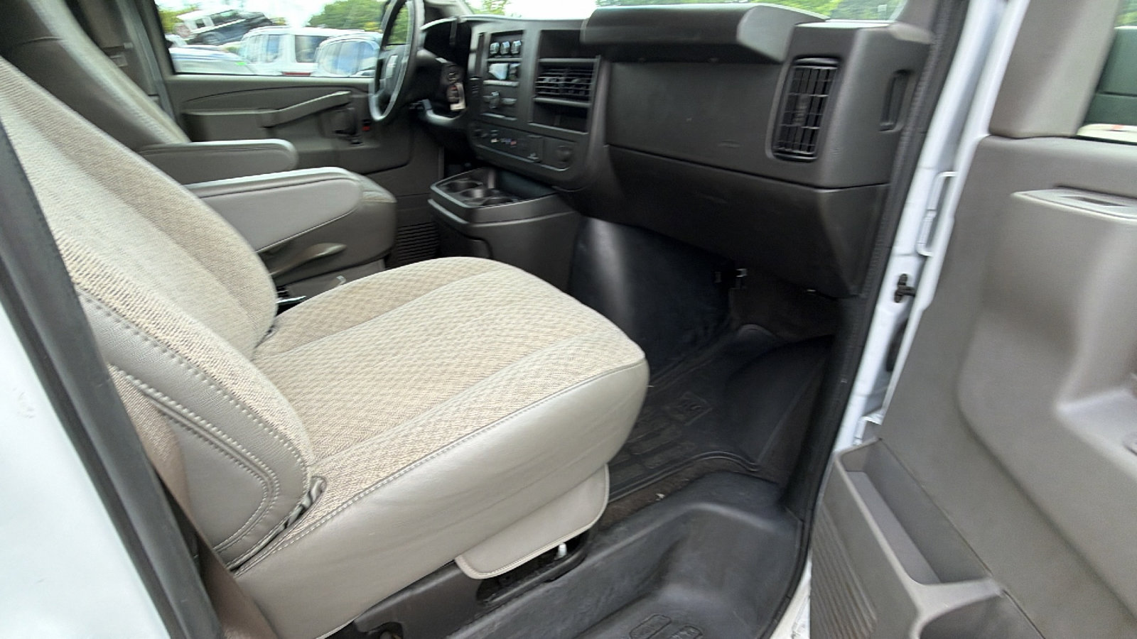 Used 2025 GMC Savana 3500 LT w/ LT Preferred Equipment Group RWD image 21