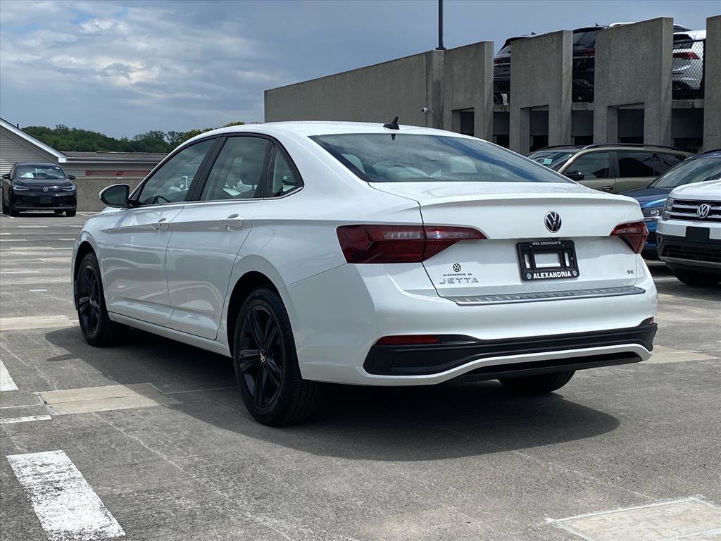 Certified 2024 Volkswagen Jetta SE w/ Panoramic Sunroof Package FWD image 5