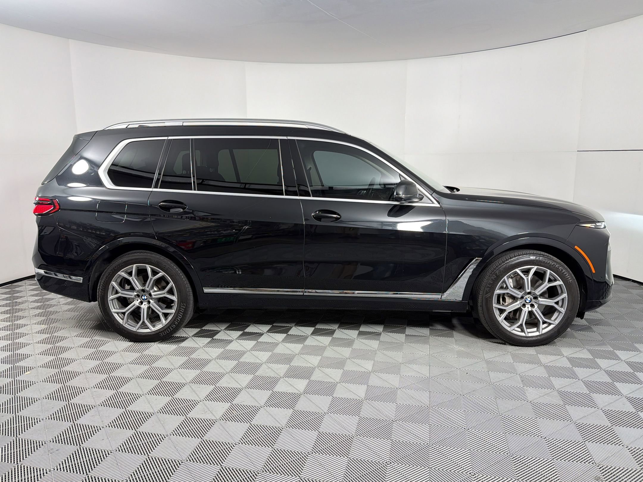 Used 2024 BMW X7 xDrive40i w/ Climate Comfort Package AWD/4WD image 8
