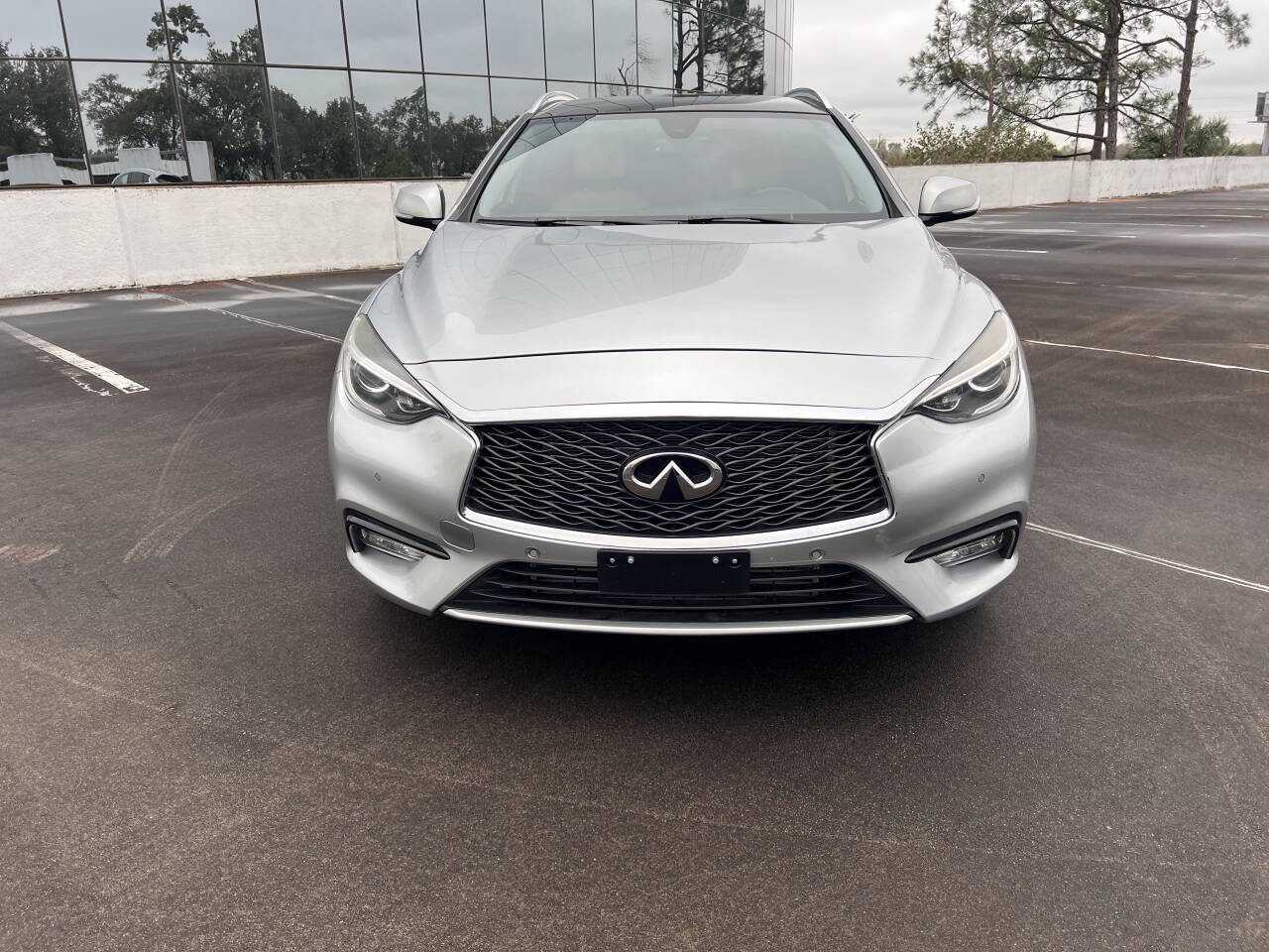 Used 2018 INFINITI QX30 Premium w/ Navigation Package image 3