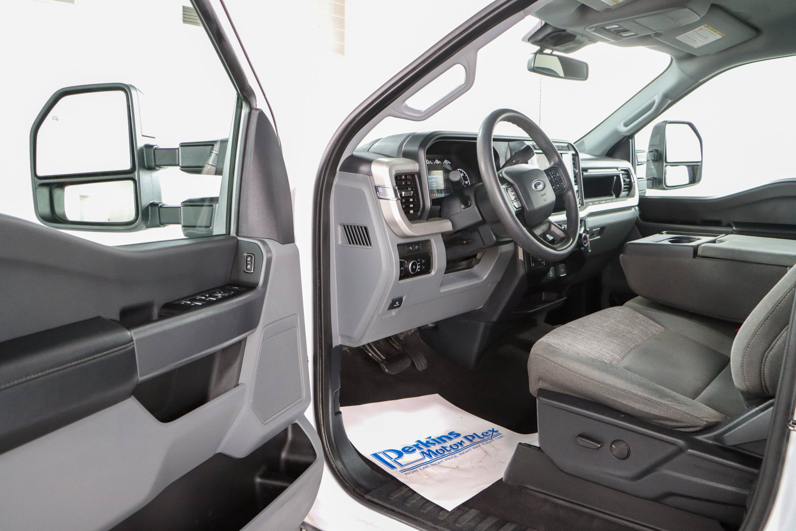 Used 2023 Ford F250 XLT w/ FX4 Off-Road Package AWD/4WD image 3