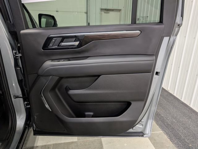 Used 2025 Chevrolet Suburban Z71 AWD/4WD image 26