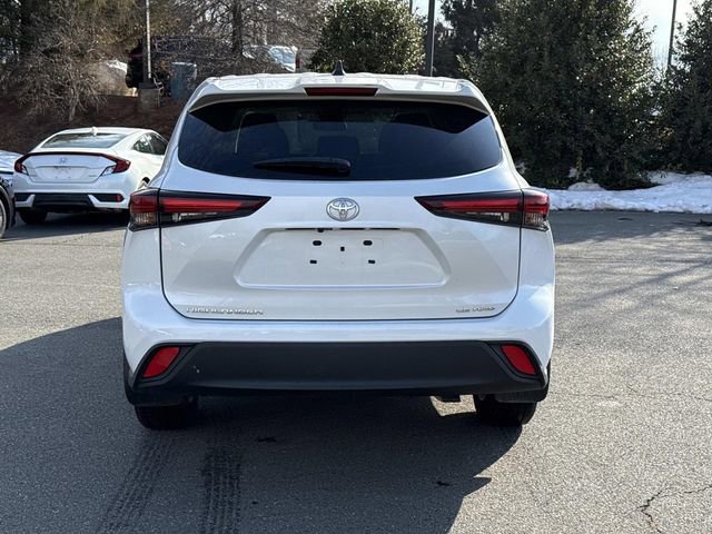 Used 2024 Toyota Highlander LE image 3
