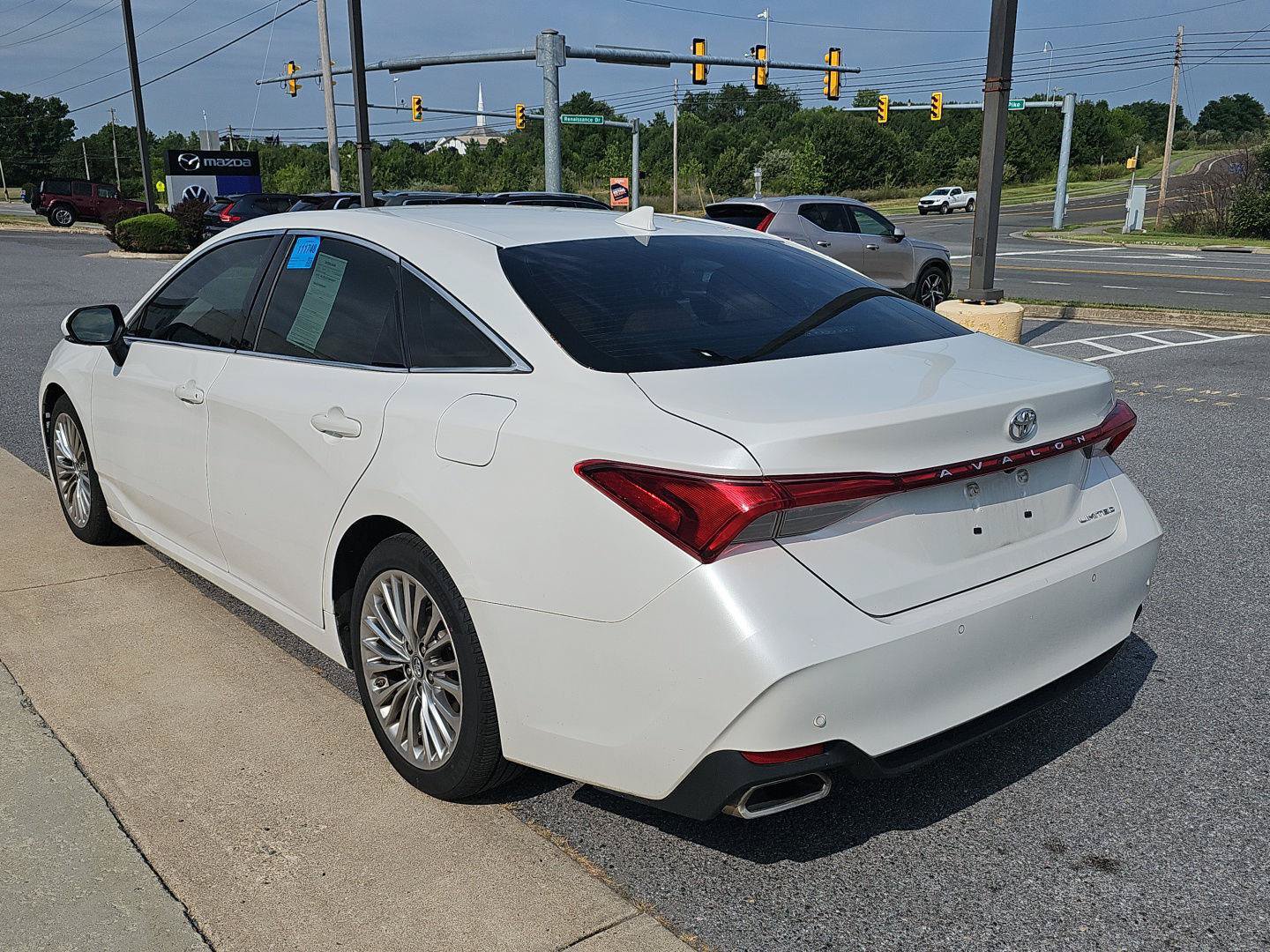 Used 2019 Toyota Avalon Limited w/ Advanced Safety Package FWD image 4