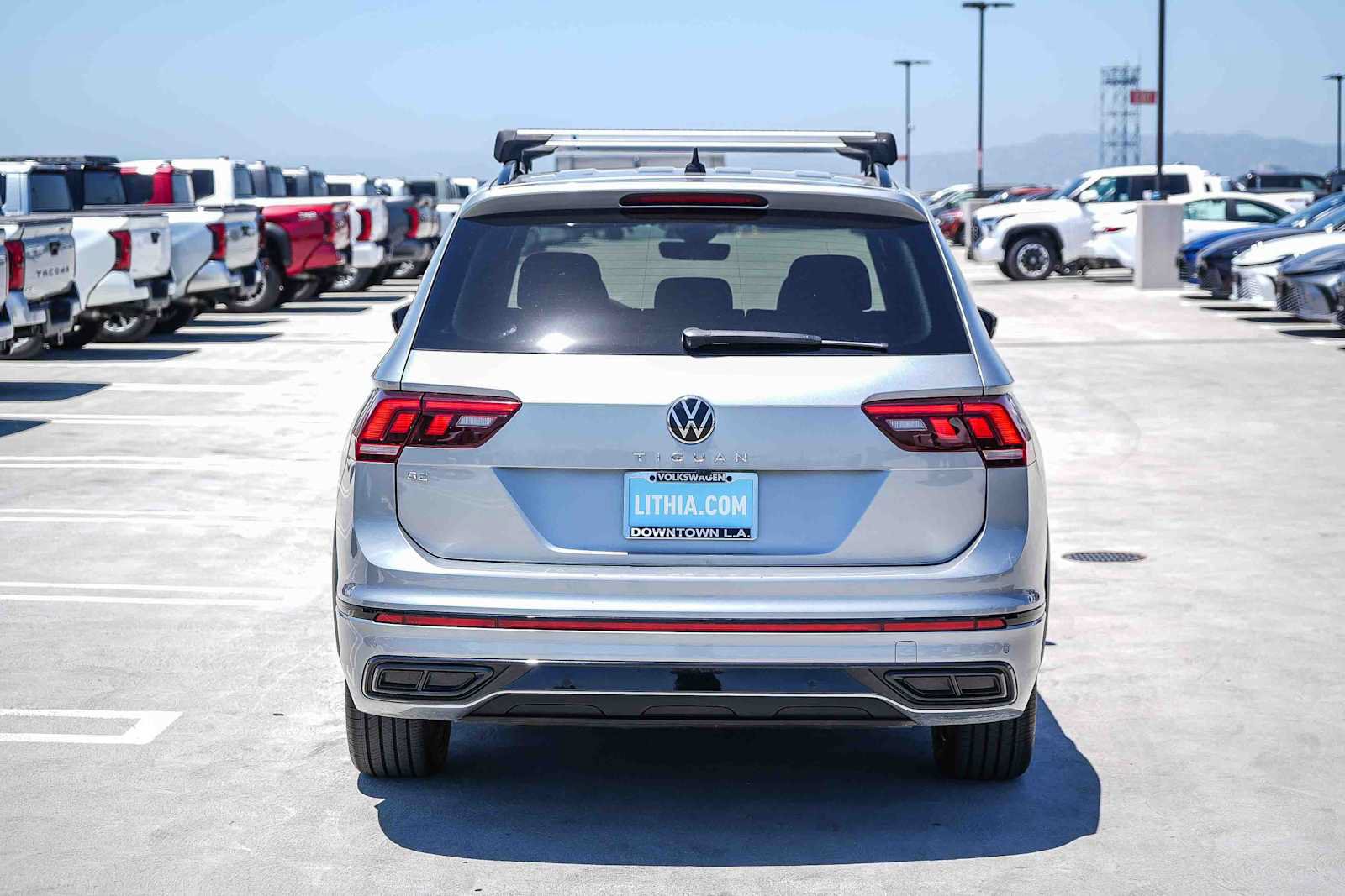 Used 2022 Volkswagen Tiguan SE R-Line FWD image 7