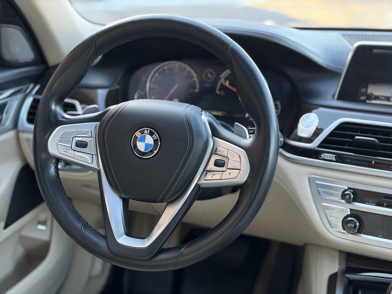 Used 2017 BMW 740i xDrive 740i xDrive AWD 4dr Sedan image 32