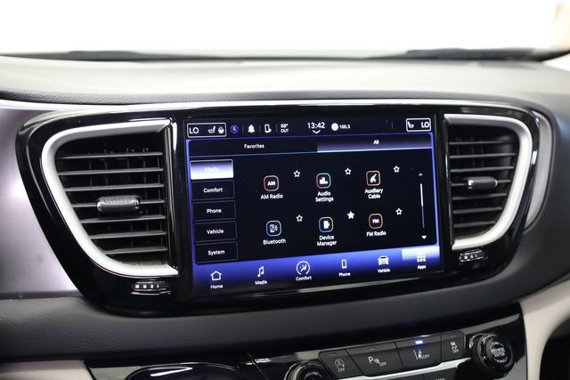 Used 2023 Chrysler Pacifica Touring-L image 21