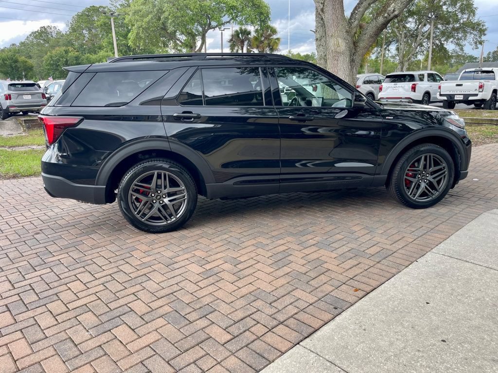 Used 2025 Ford Explorer ST-Line w/ ST-Line Street Pack AWD/4WD image 7