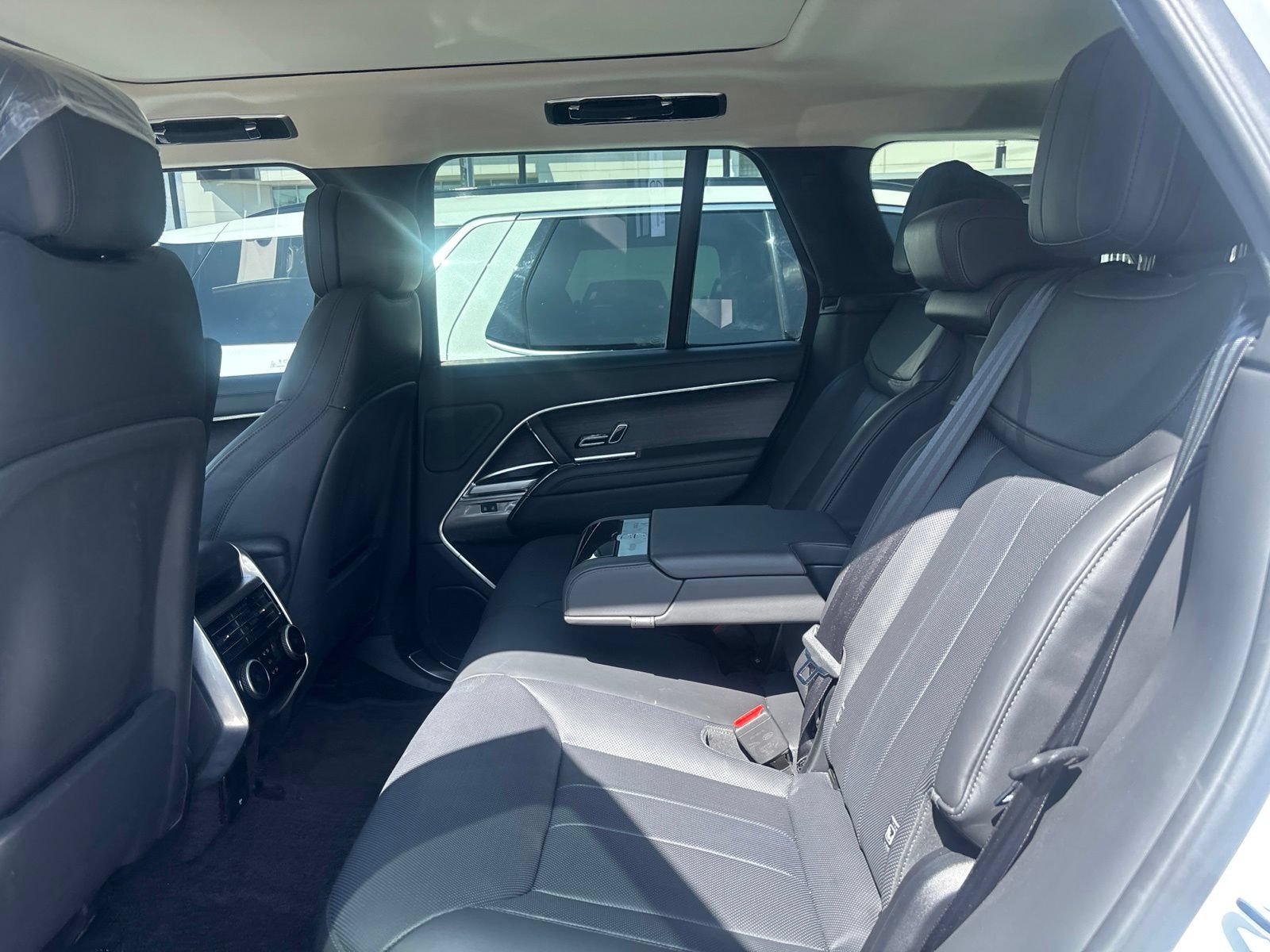 Used 2025 Land Rover Range Rover SE AWD/4WD image 14