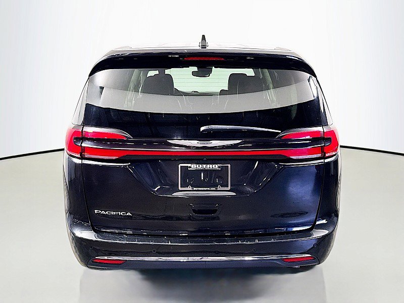 Used 2023 Chrysler Pacifica Touring-L image 6