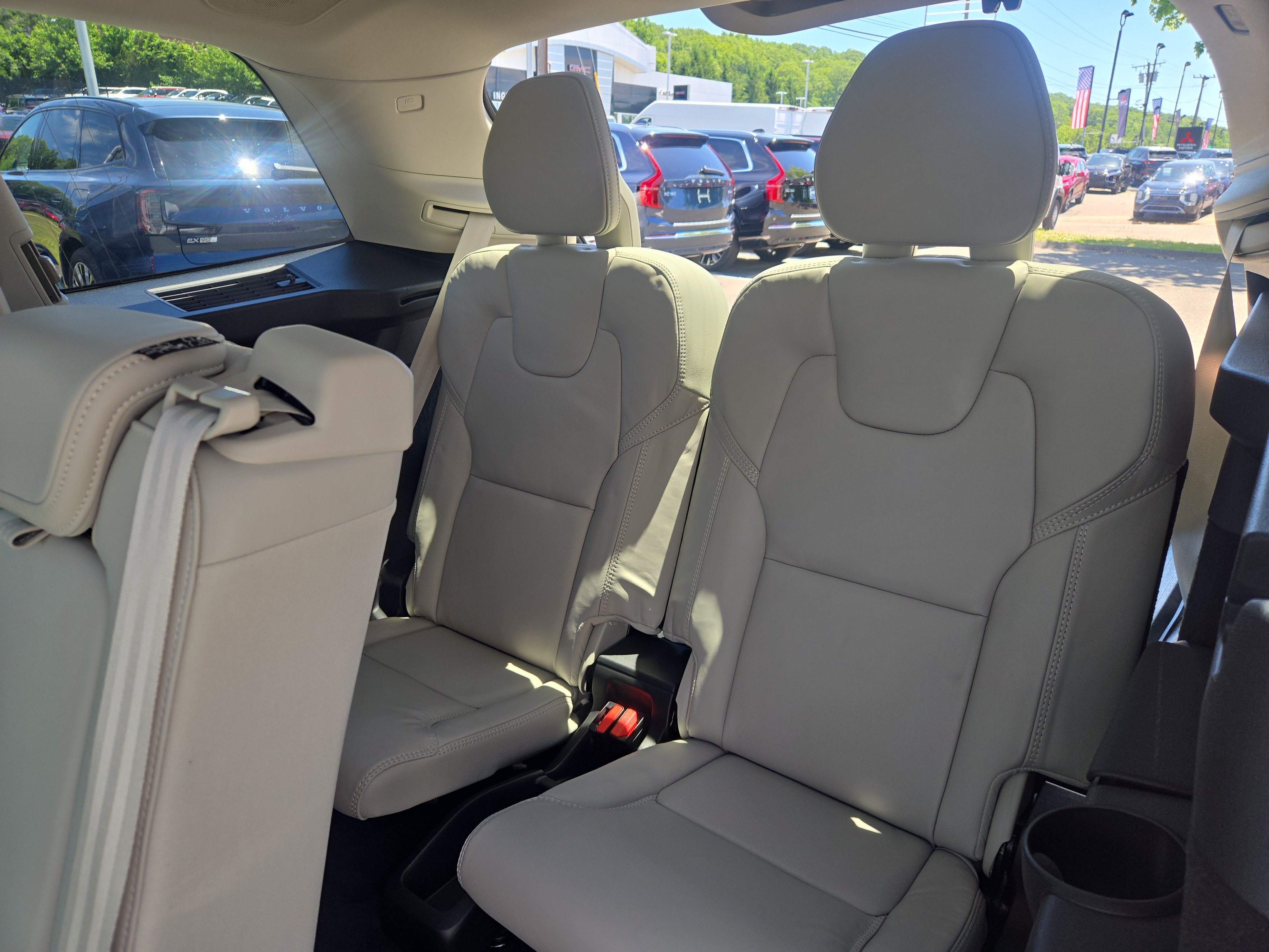 Certified 2025 Volvo XC90 T8 Ultra w/ Protection Package Premier AWD/4WD image 9