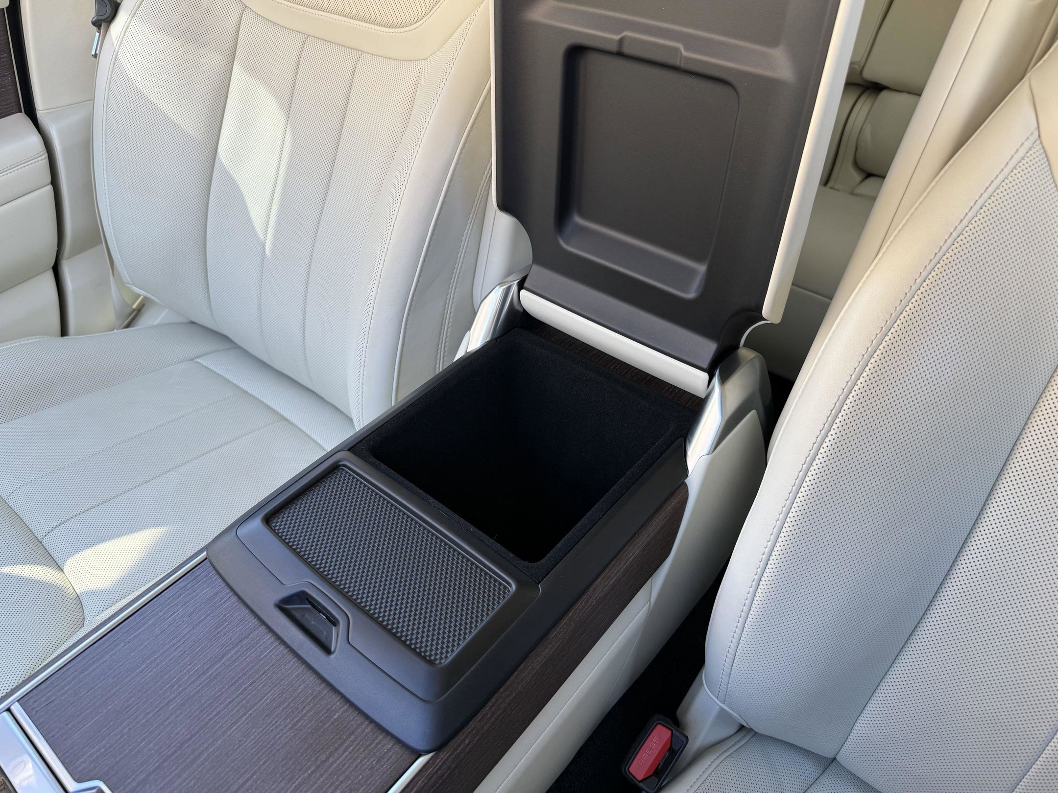 Certified 2023 Land Rover Range Rover SE image 31