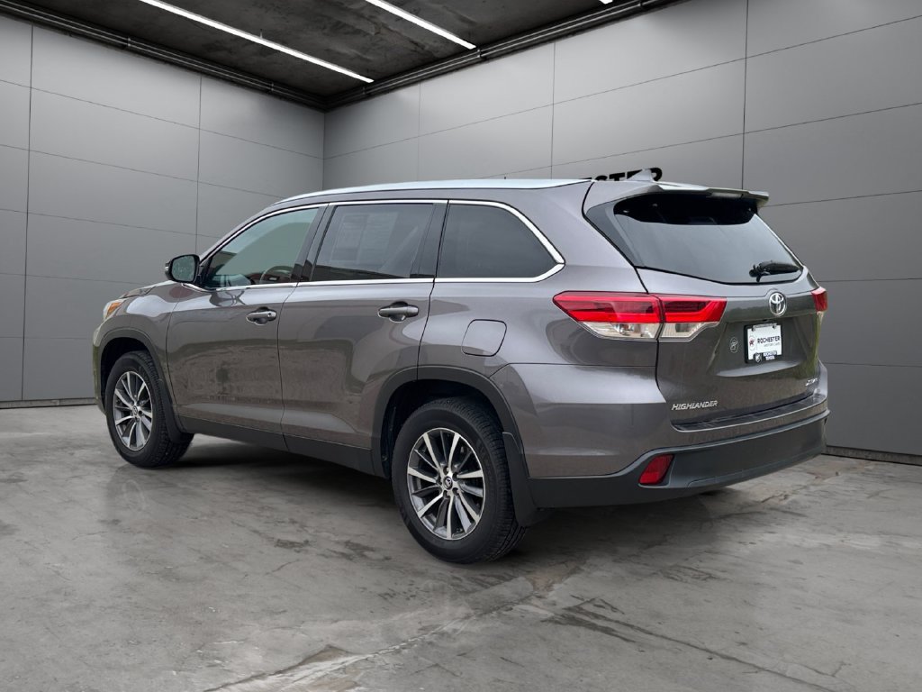 Used 2019 Toyota Highlander XLE AWD/4WD image 3