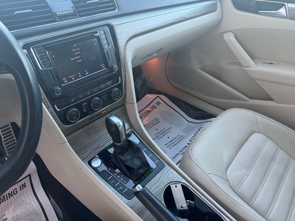 Used 2018 Volkswagen Passat 2.0T SEL Premium image 30