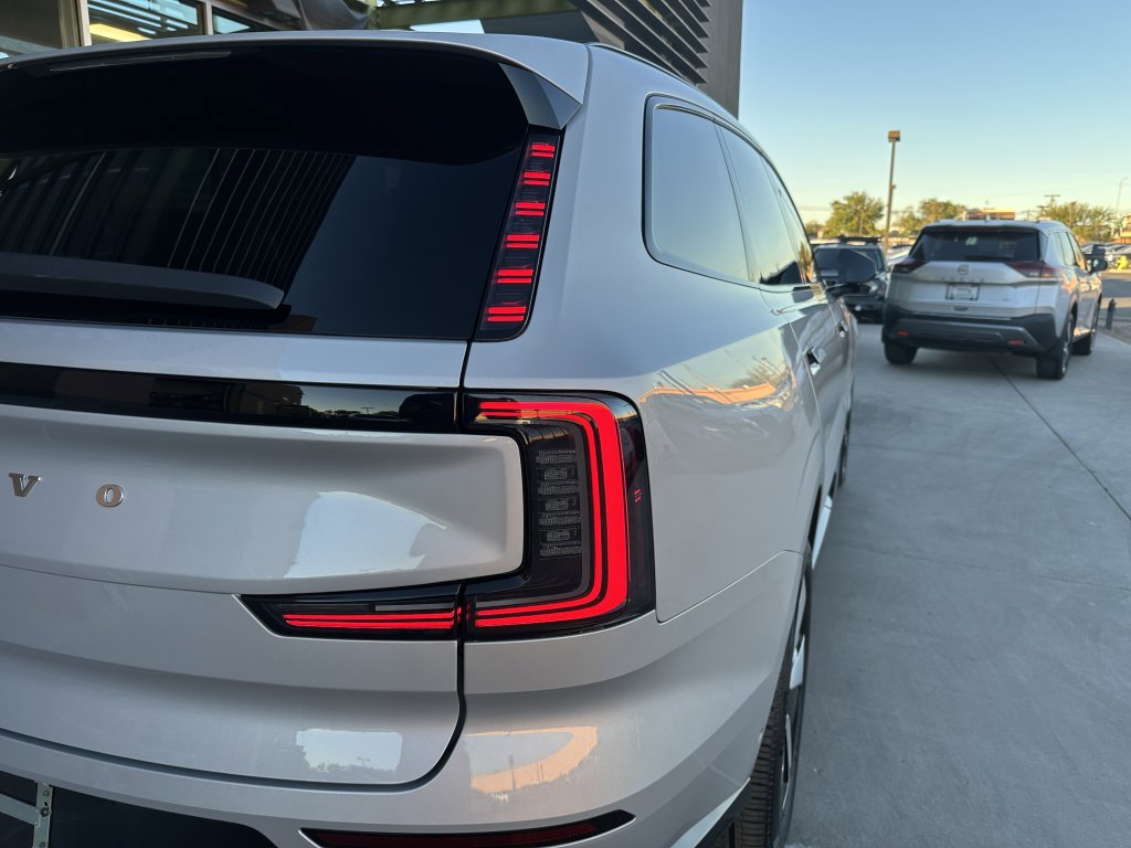 Used 2025 Volvo EX90 Plus image 12