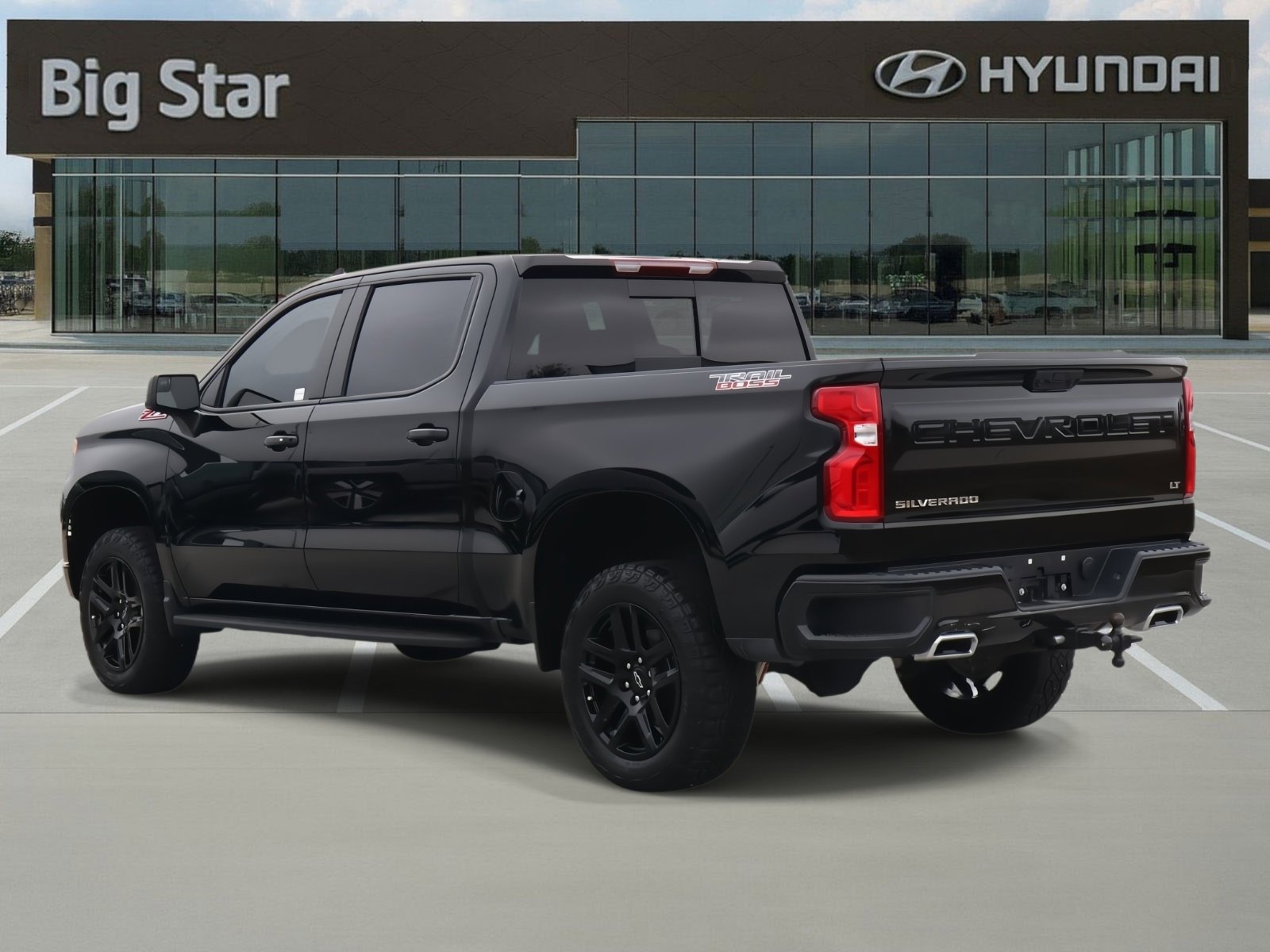 Used 2025 Chevrolet Silverado 1500 LT Trail Boss w/ Convenience Package II AWD/4WD image 3