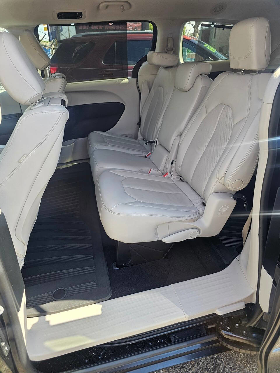 Used 2017 Chrysler Pacifica Touring-L Plus w/ Advanced Safetytec Group FWD image 10