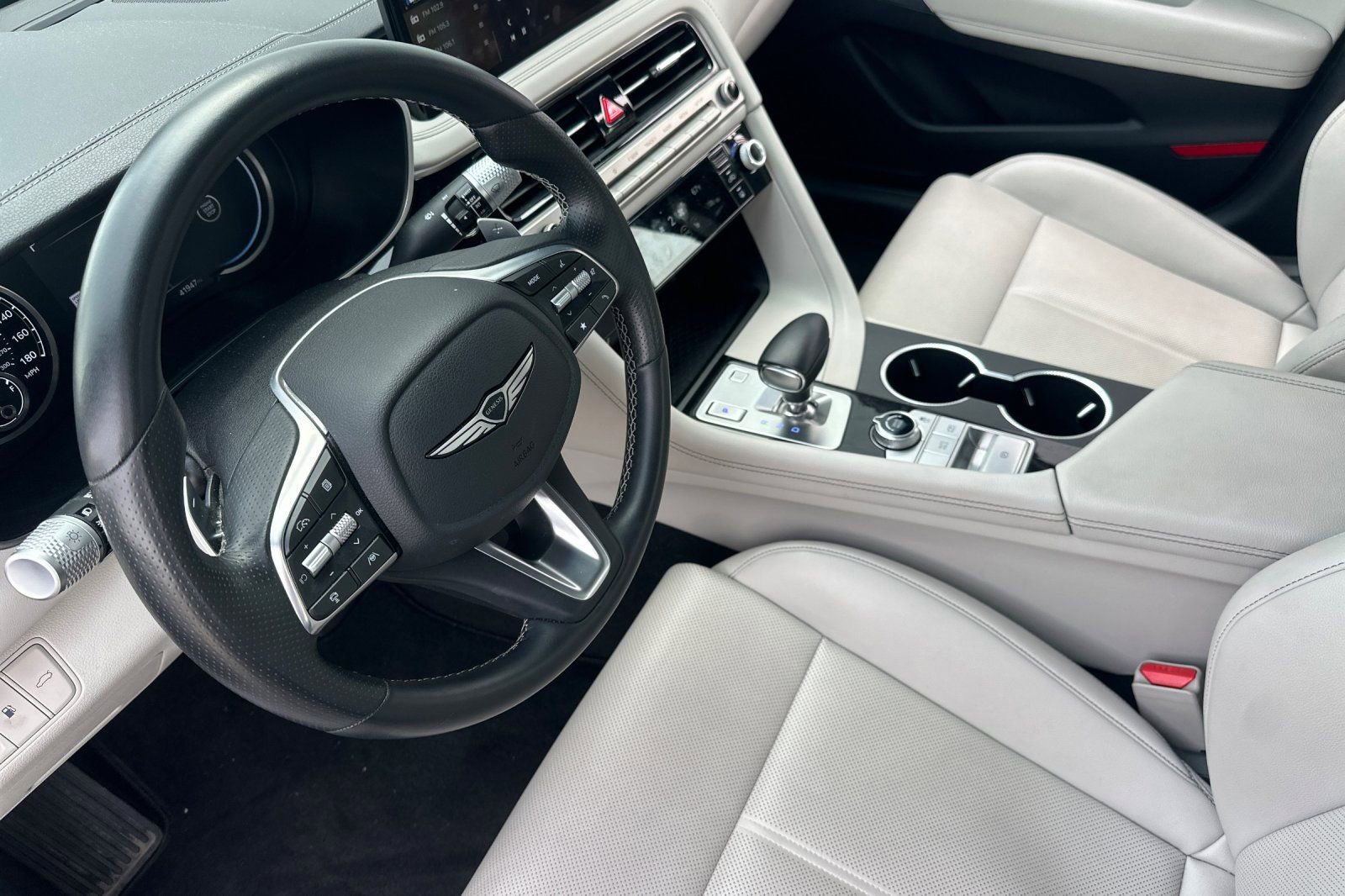 Used 2025 Genesis G70 2.5T image 11