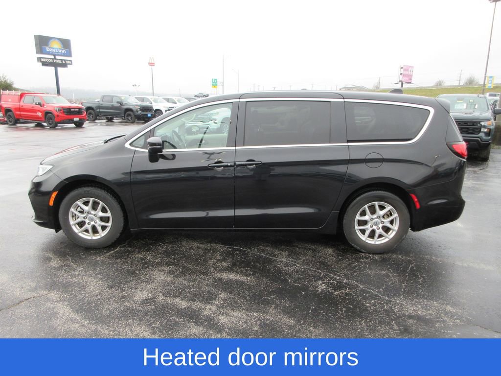 Used 2023 Chrysler Pacifica Touring-L image 2