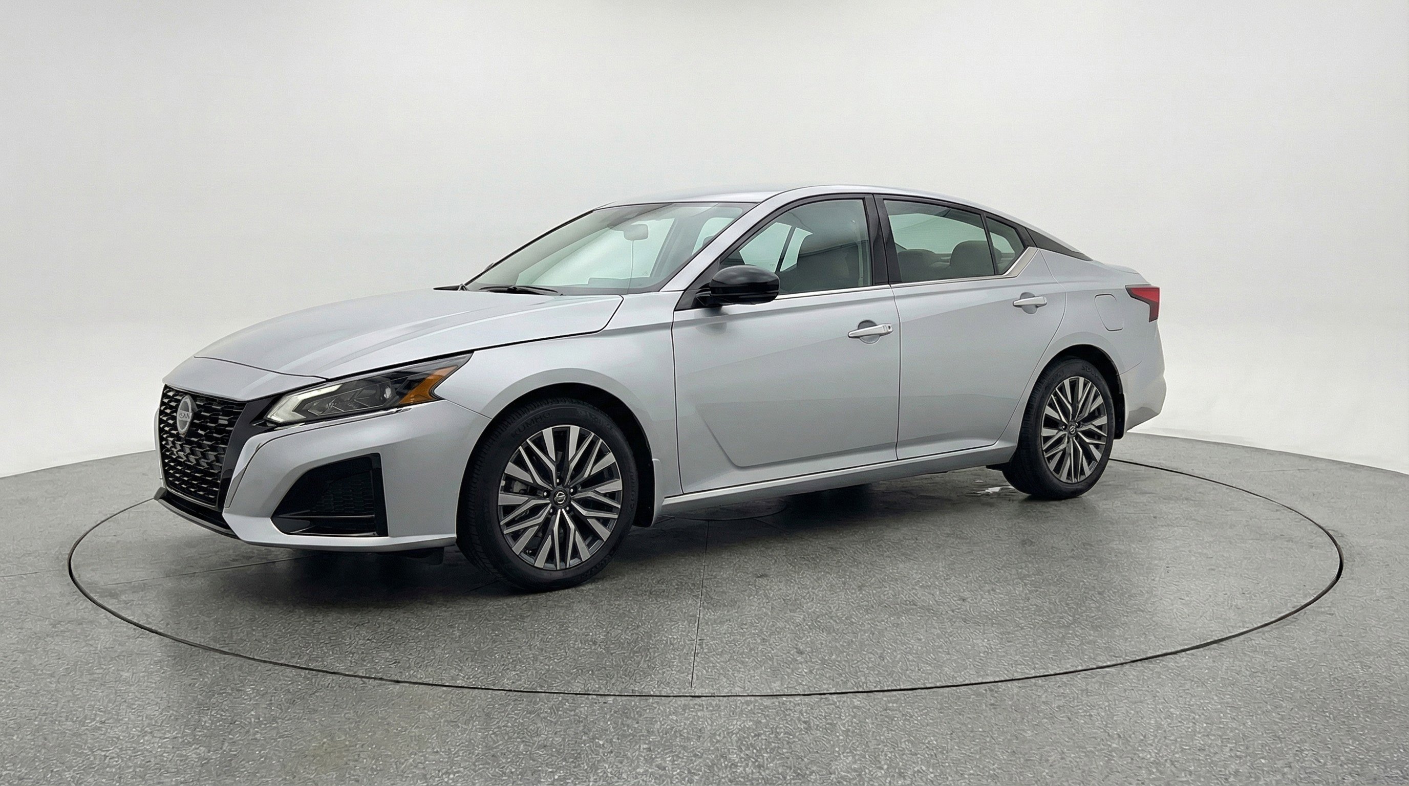 Used 2025 Nissan Altima 2.5 SV image 3