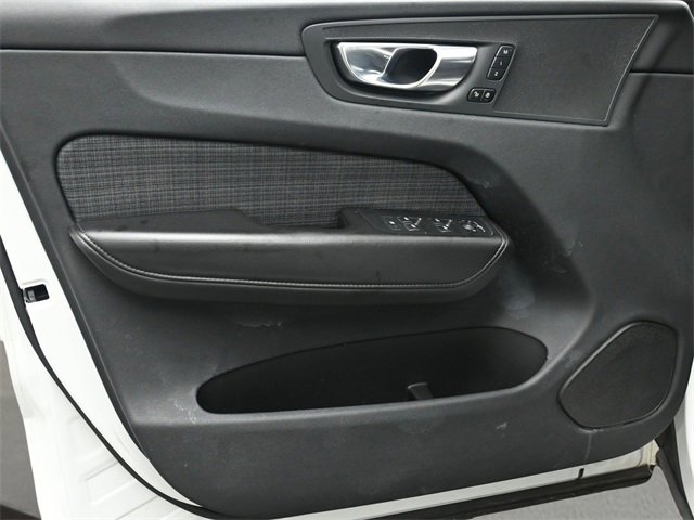 Used 2023 Volvo XC60 B5 Core image 9