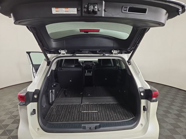 Used 2021 Toyota Highlander XLE AWD/4WD image 29