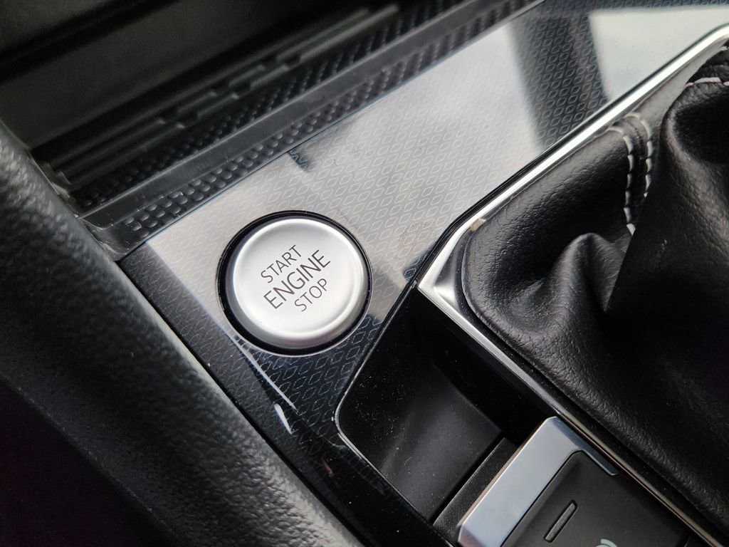 New 2025 Volkswagen Taos SEL image 15