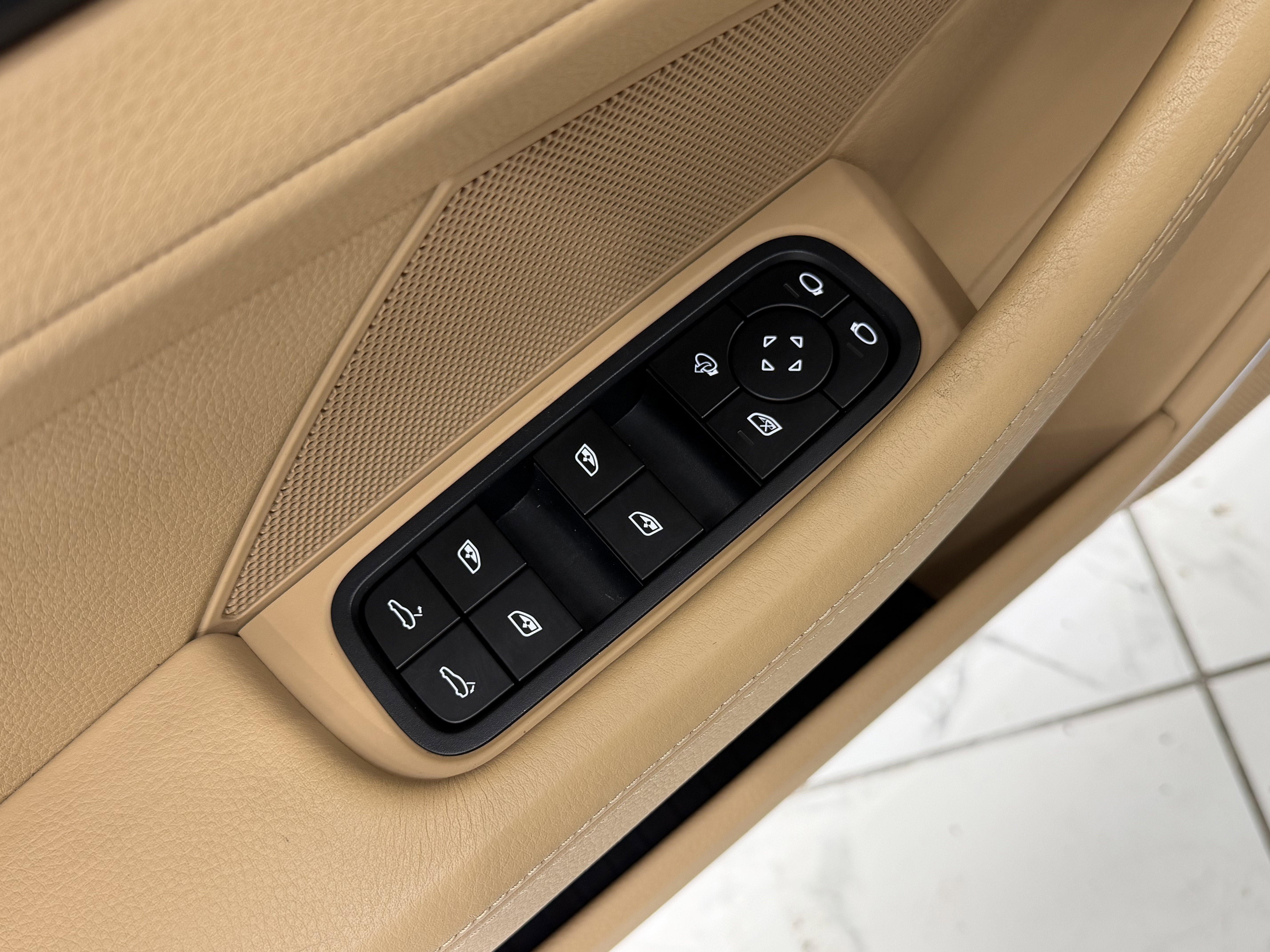 Certified 2023 Porsche Panamera 4 Platinum Edition image 28