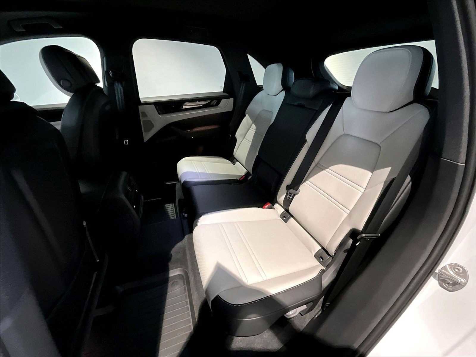 Used 2025 Porsche Cayenne image 31