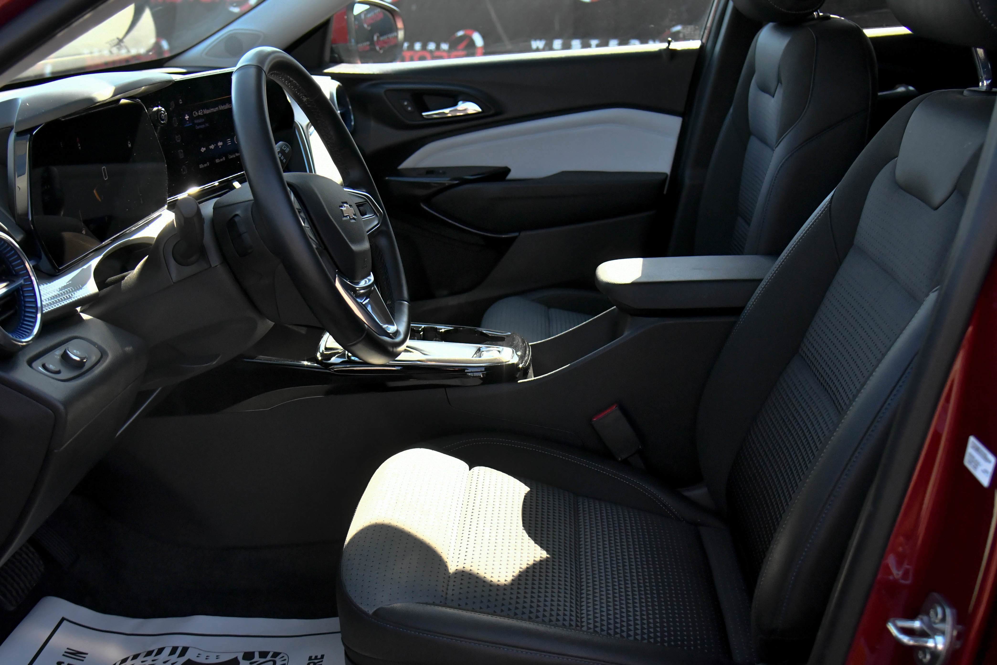 Used 2025 Chevrolet Trax LT w/ LT Convenience Package image 16