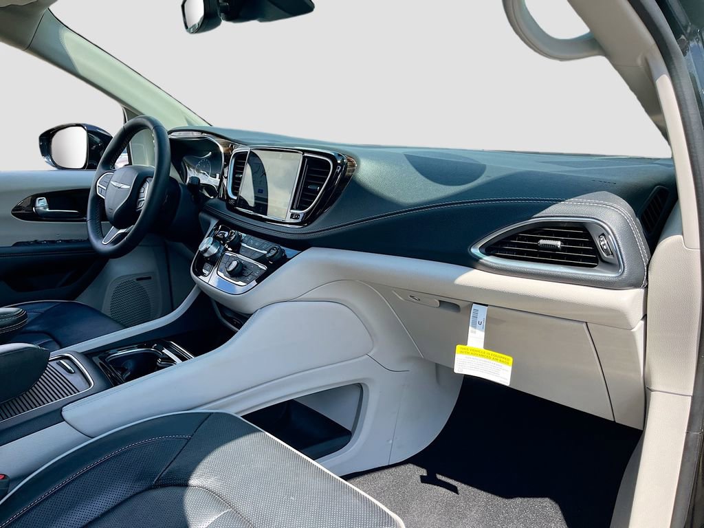 Used 2023 Chrysler Pacifica Limited w/ Uconnect Theater Family Group image 33