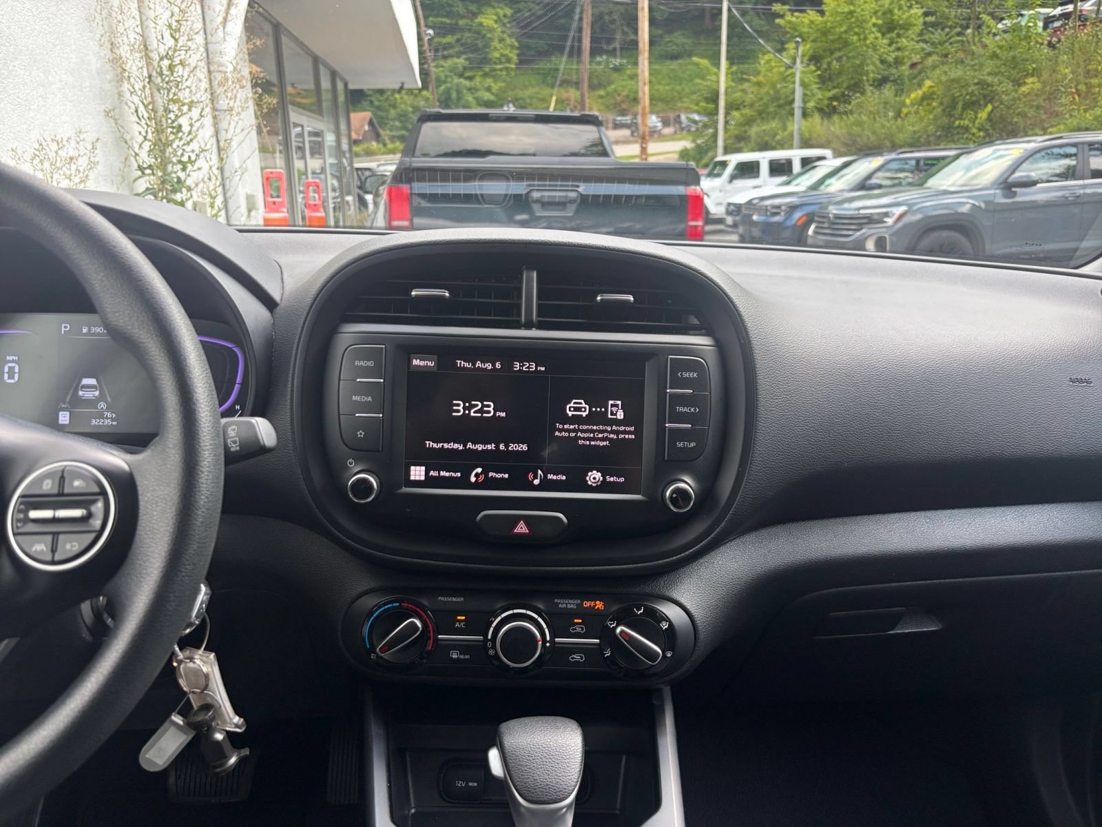 Used 2025 Kia Soul LX w/ LX Technology Package FWD image 16