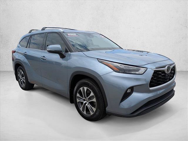Used 2022 Toyota Highlander XLE FWD image 3