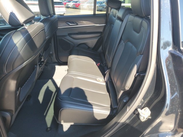 Used 2023 Jeep Grand Cherokee Limited AWD/4WD image 19