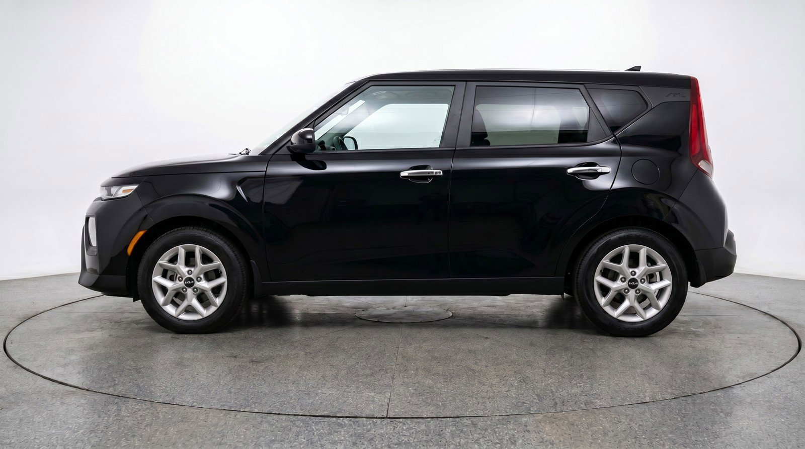 Used 2025 Kia Soul LX w/ LX Technology Package FWD image 5