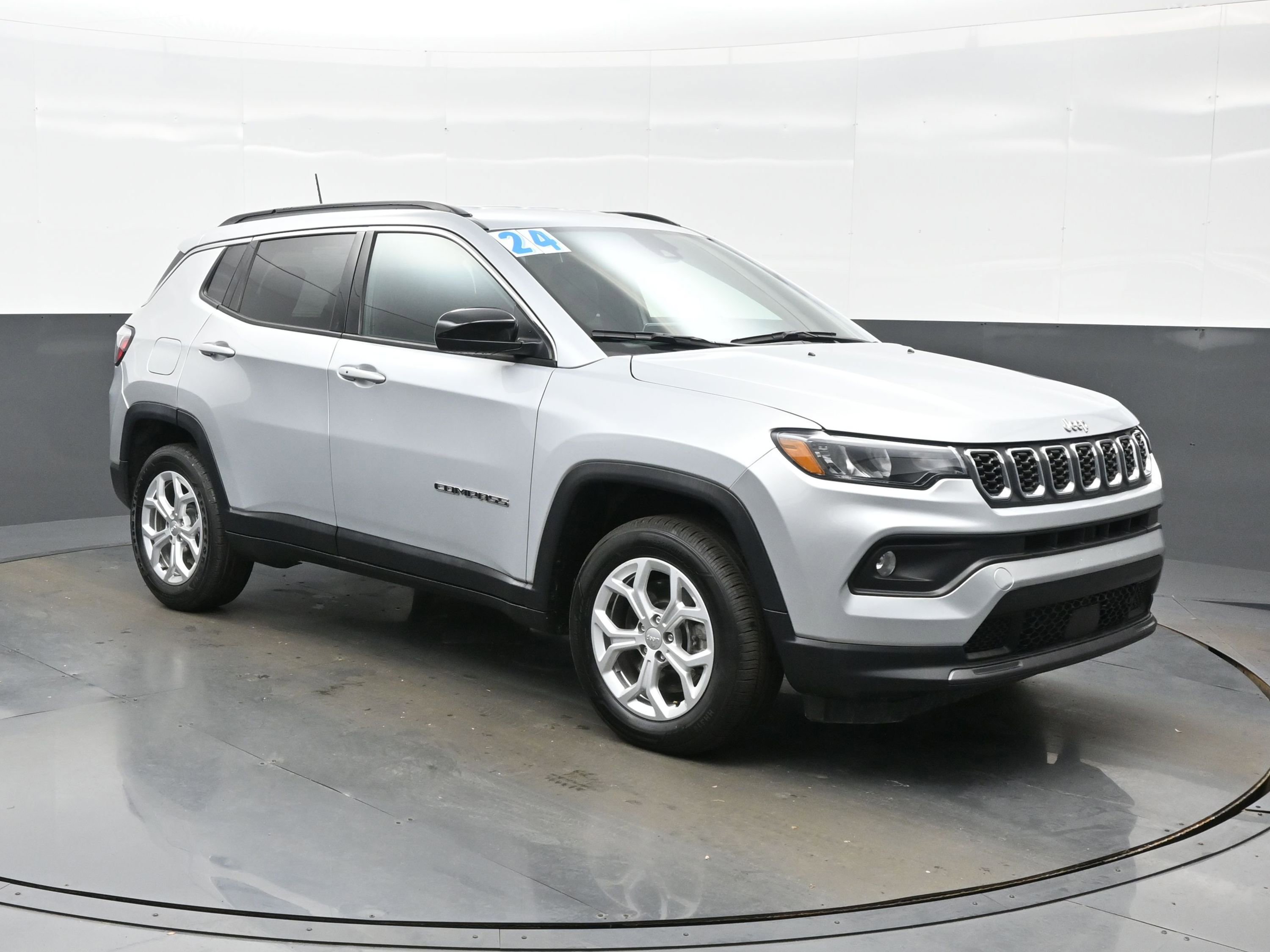 Used 2024 Jeep Compass Latitude AWD/4WD image 8