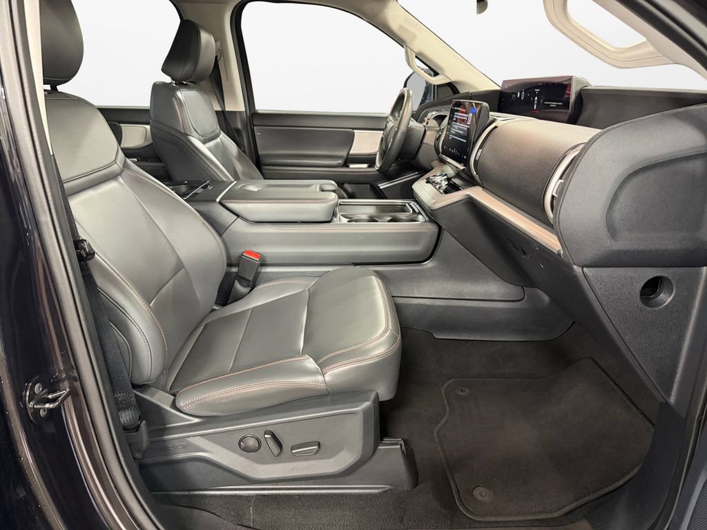 Used 2025 Ford Expedition Active AWD/4WD image 9