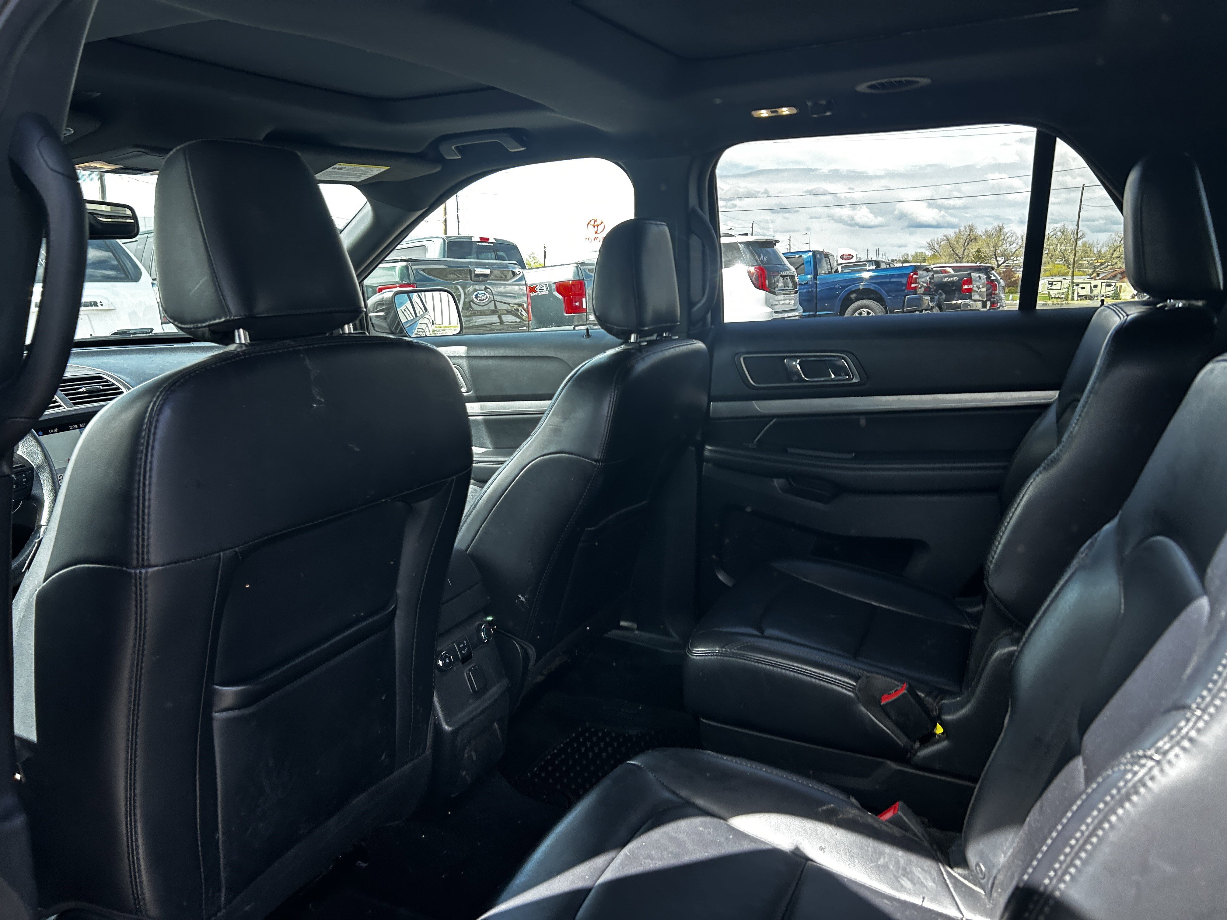 Used 2019 Ford Explorer XLT w/ Equipment Group 202A AWD/4WD image 10