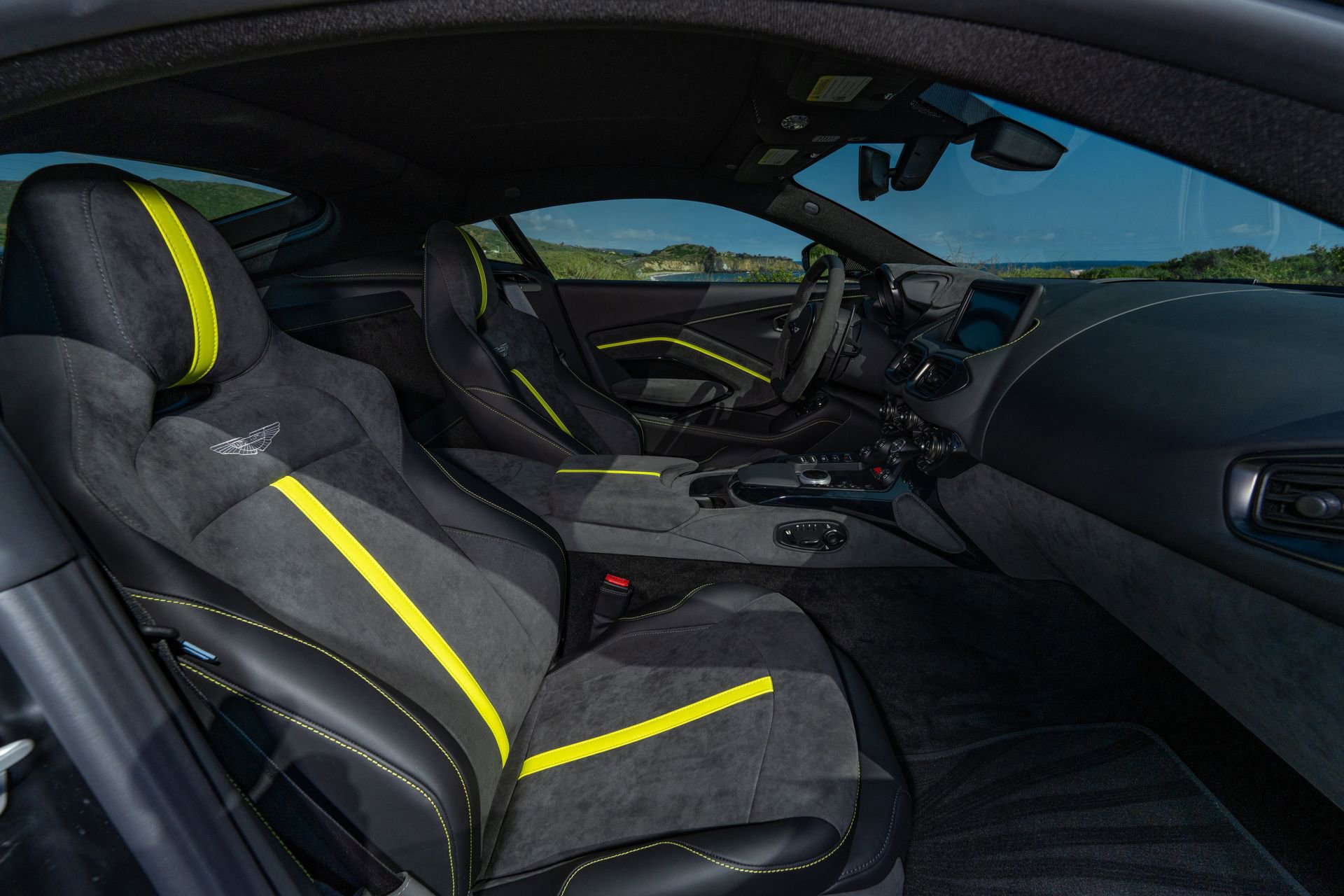 Used 2023 Aston Martin V8 Vantage Coupe RWD image 16