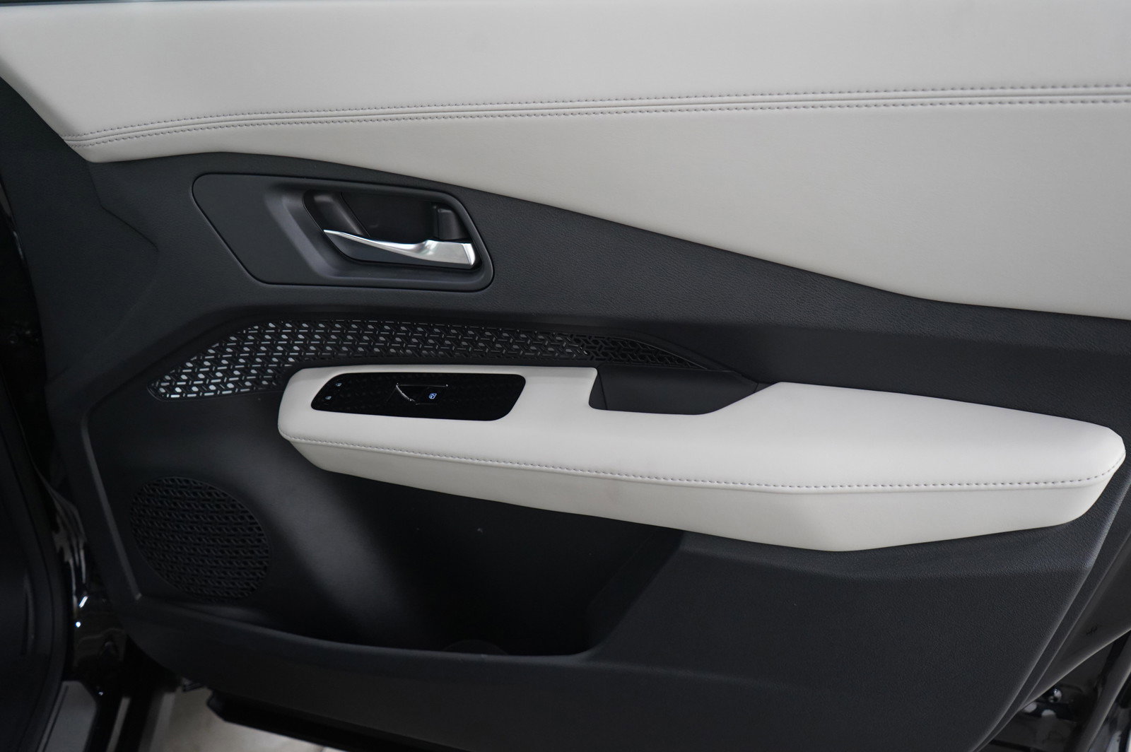 Used 2023 Nissan Ariya AWD image 9