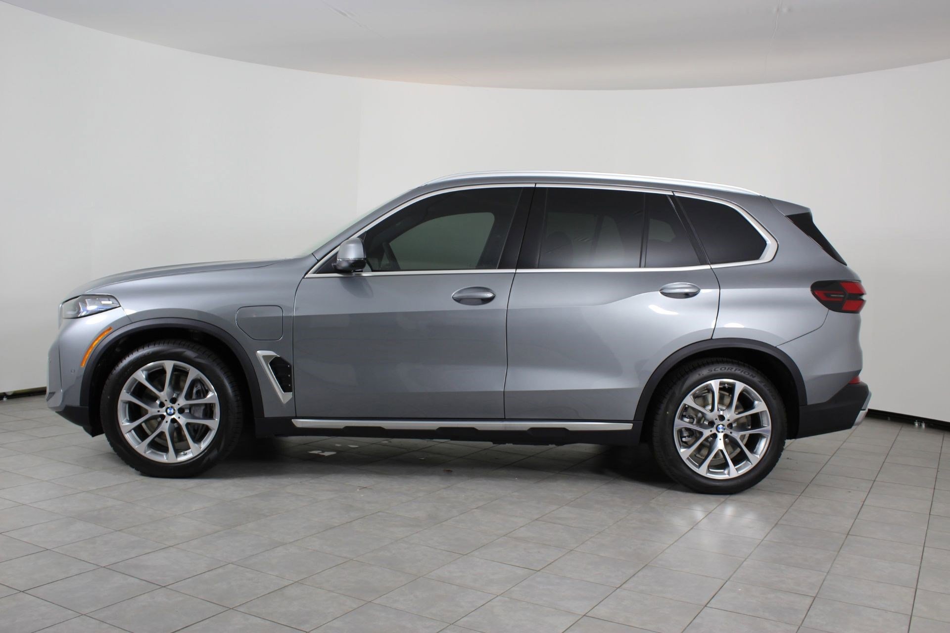New 2026 BMW X5 xDrive50e w/ Executive Package AWD/4WD image 2