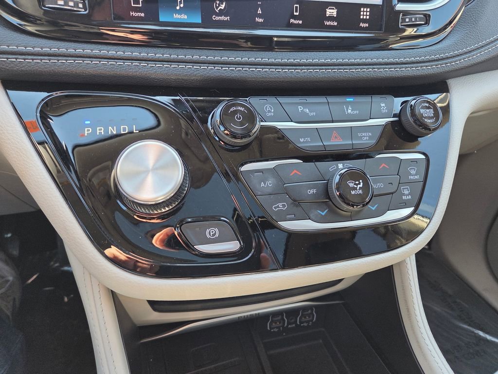 Used 2024 Chrysler Pacifica Limited image 15