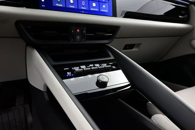 Certified 2025 Porsche Macan Electric RWD image 11