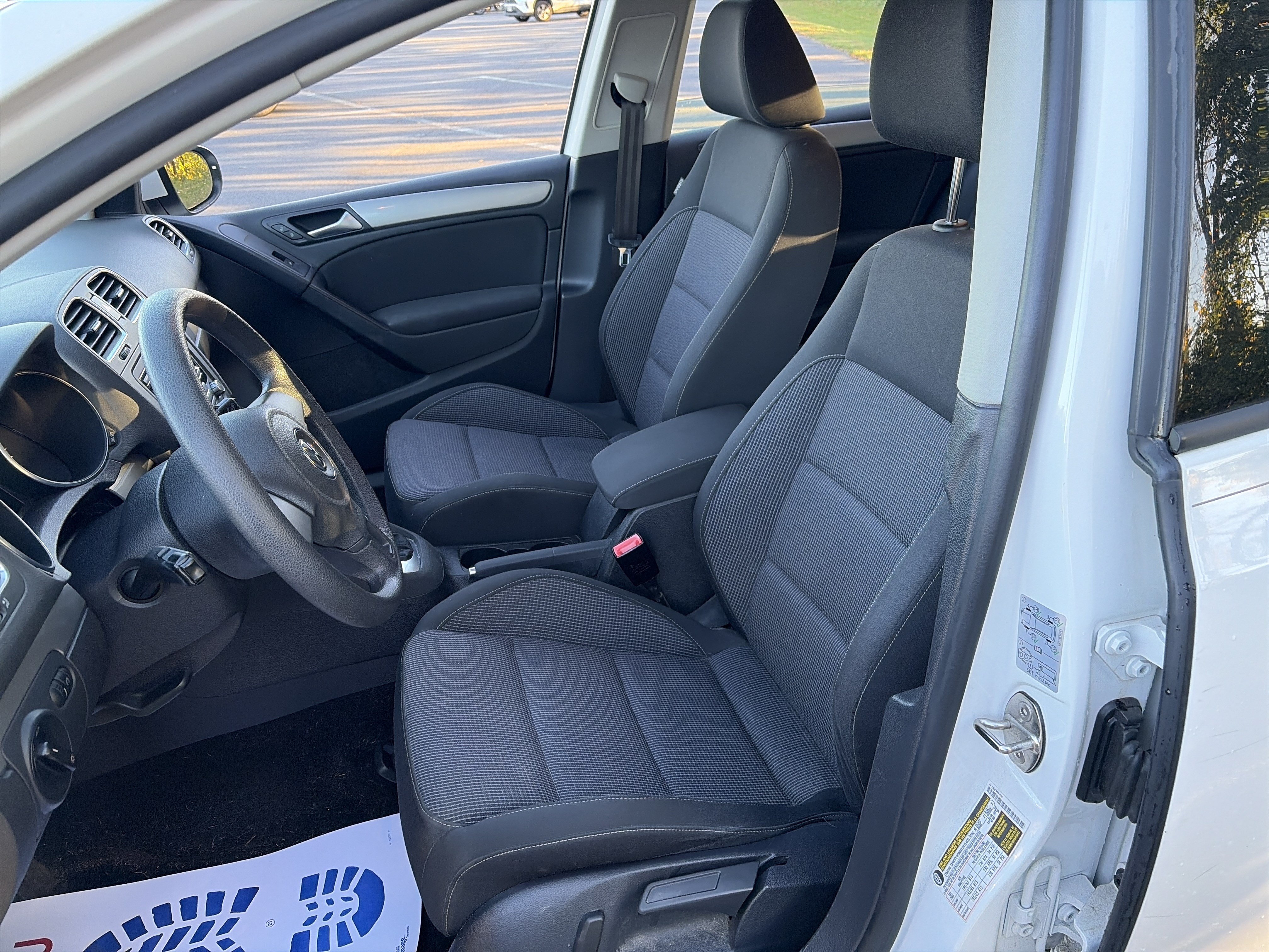 Used 2014 Volkswagen Golf 4-Door FWD image 13