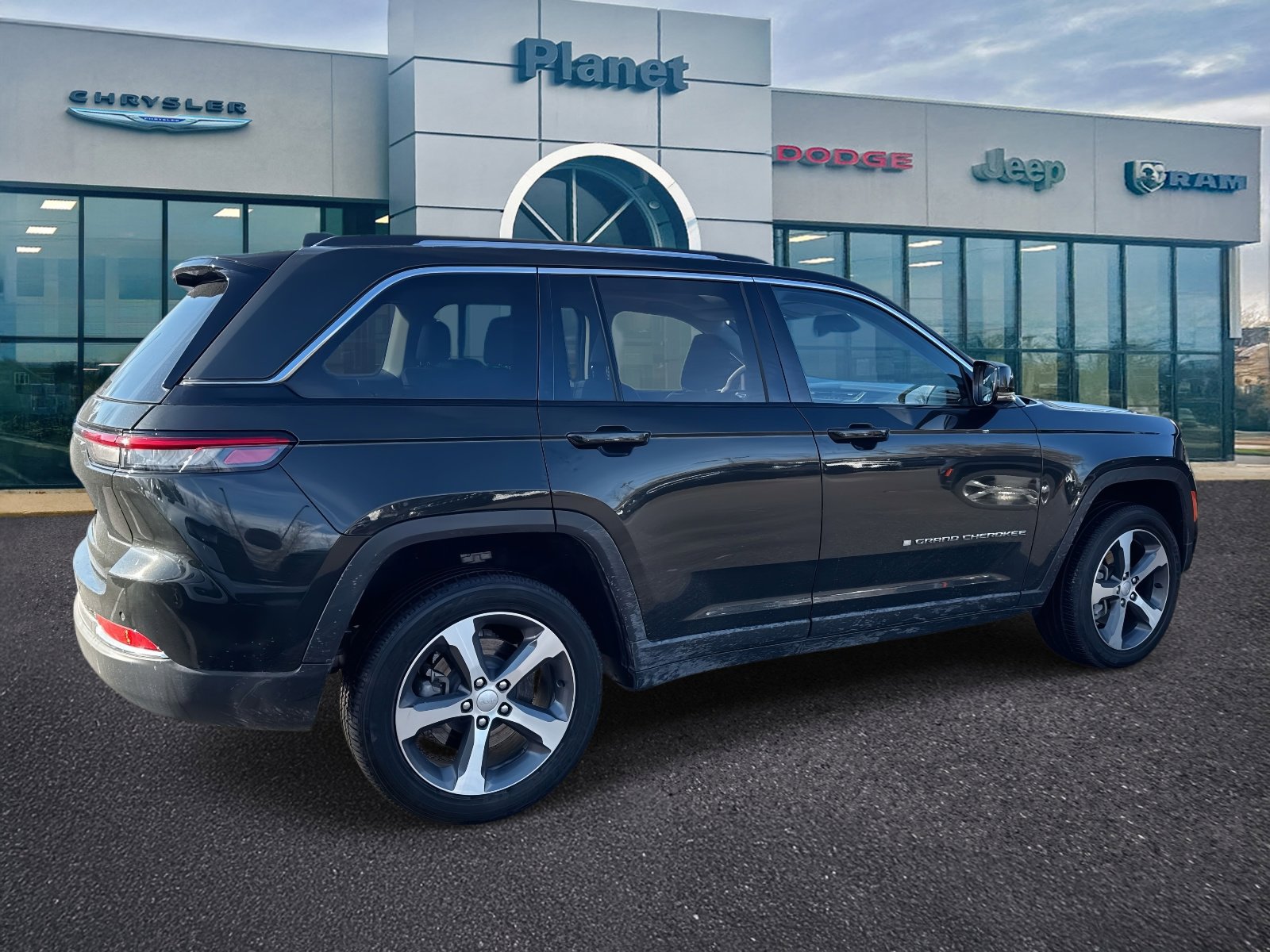 Used 2023 Jeep Grand Cherokee 4WD 4xe w/ Luxury Tech Group II image 2