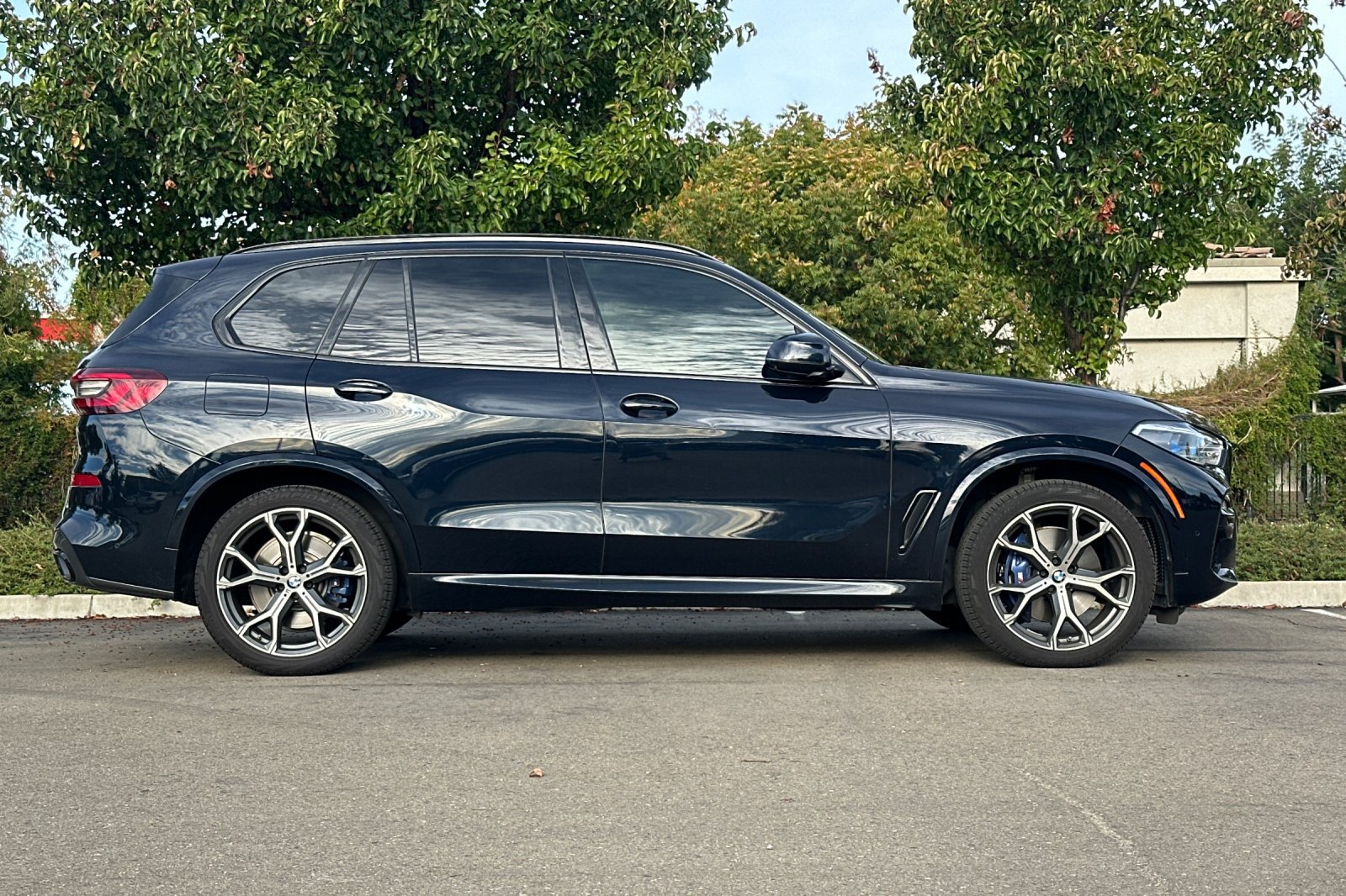 Used 2021 BMW X5 xDrive40i w/ M Sport Package AWD/4WD image 3